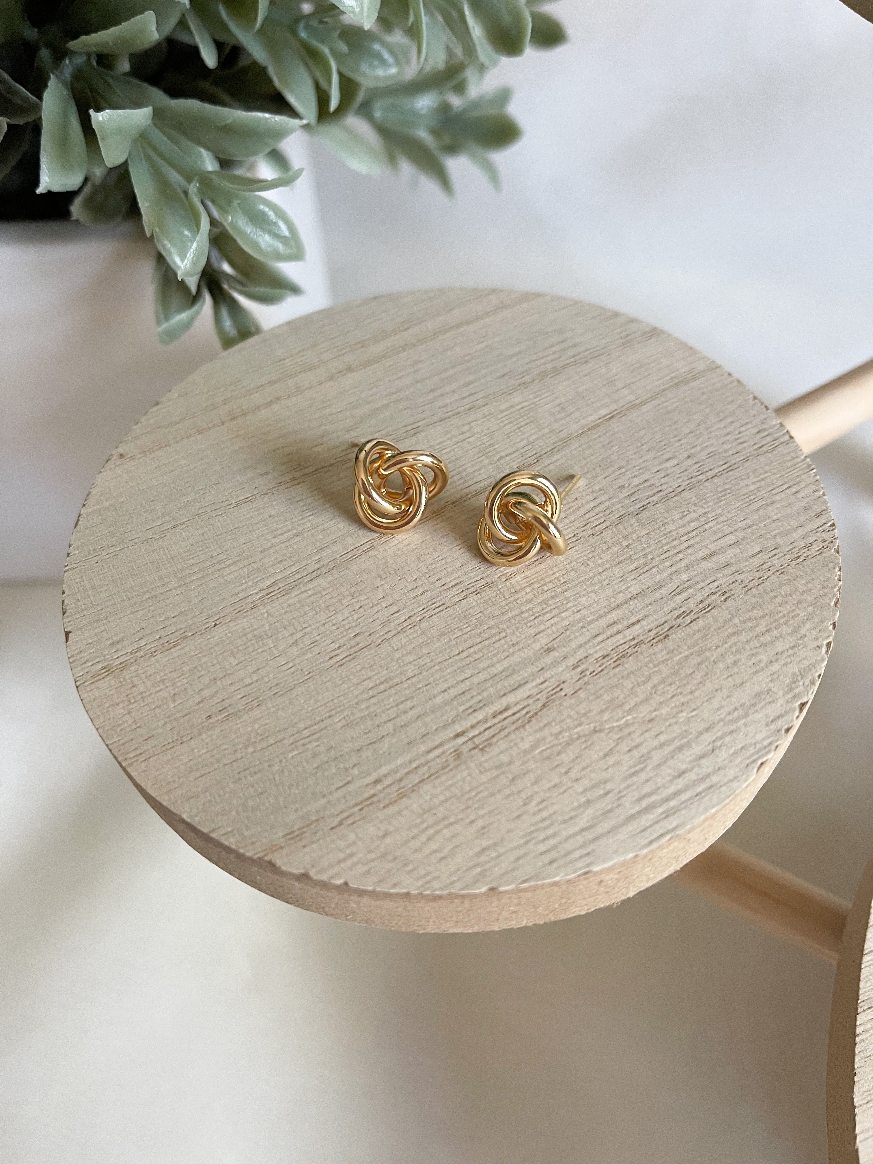 Knotted Studs