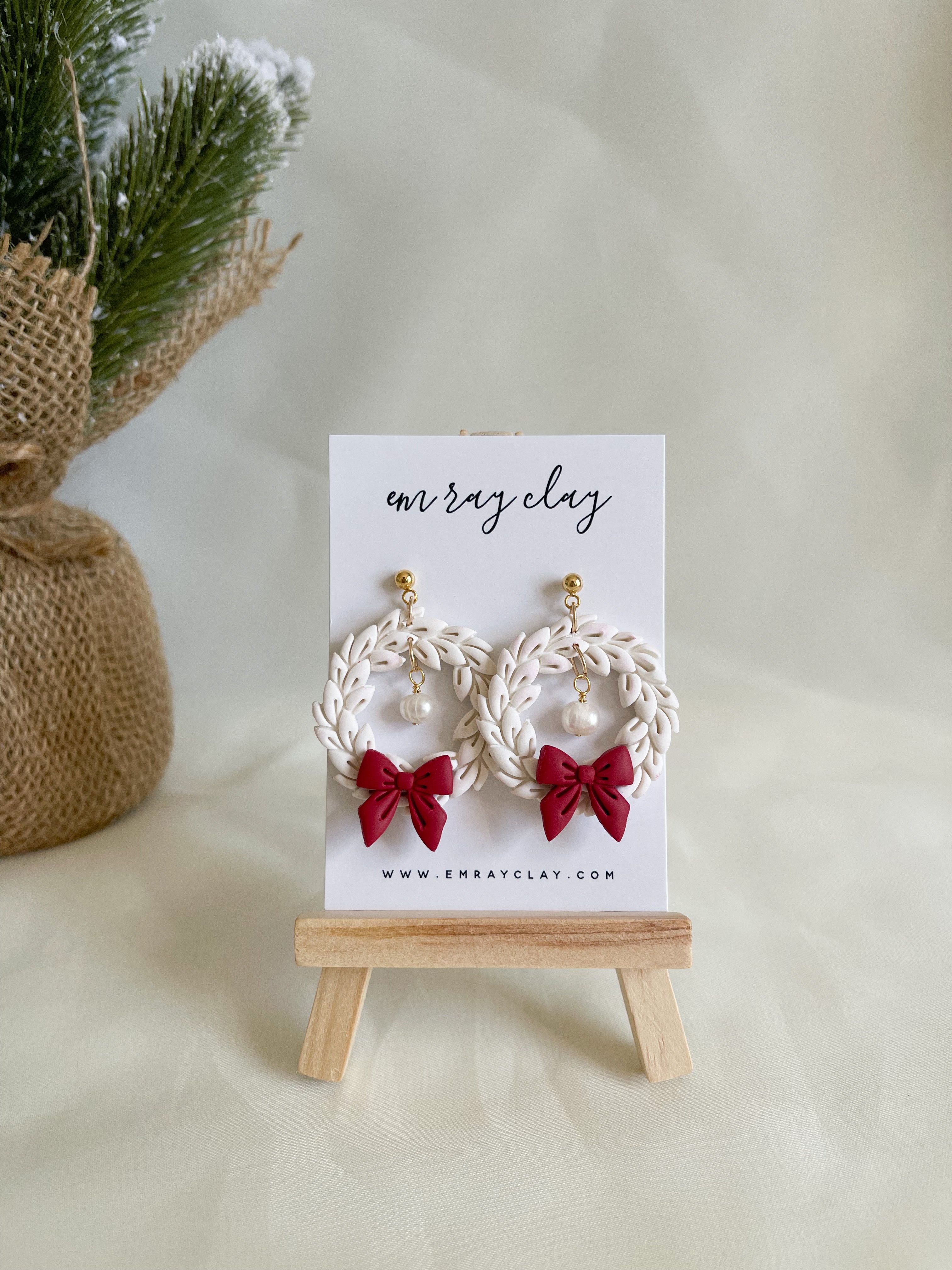 White Wreath/Red Bow